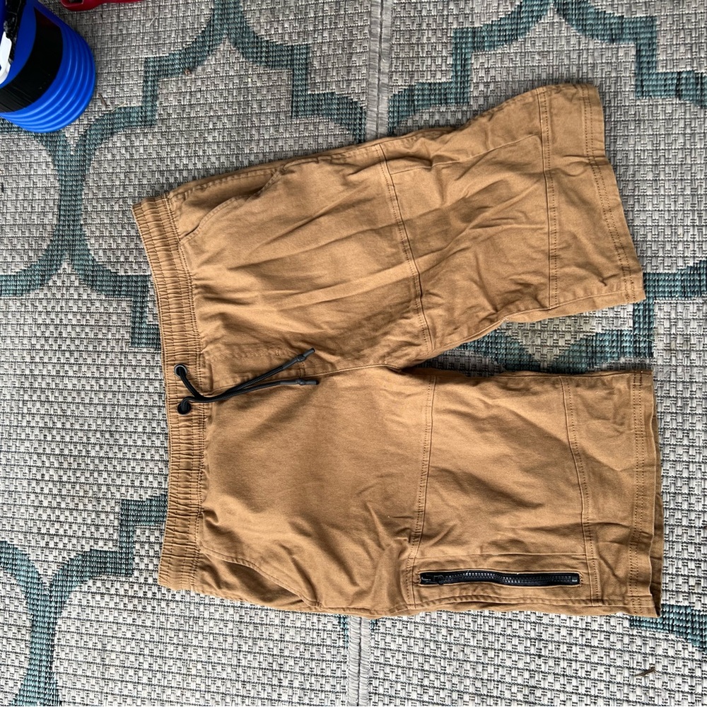 Men’s tan Cargo shorts